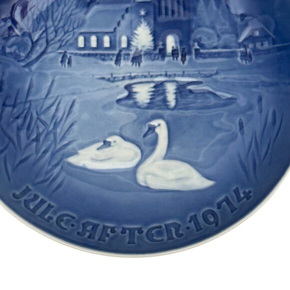 Bing & Grøndahl Porcelain Christmas Plate Vintage 1974 Christmas in the Village - Picture 2 of 4